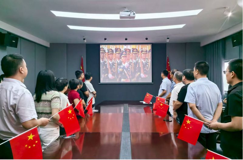 河南鴻宸建設有限公司組織觀看紀念中國人民抗日戰爭暨世界反法西斯戰爭勝利80周年大會及閱兵活動